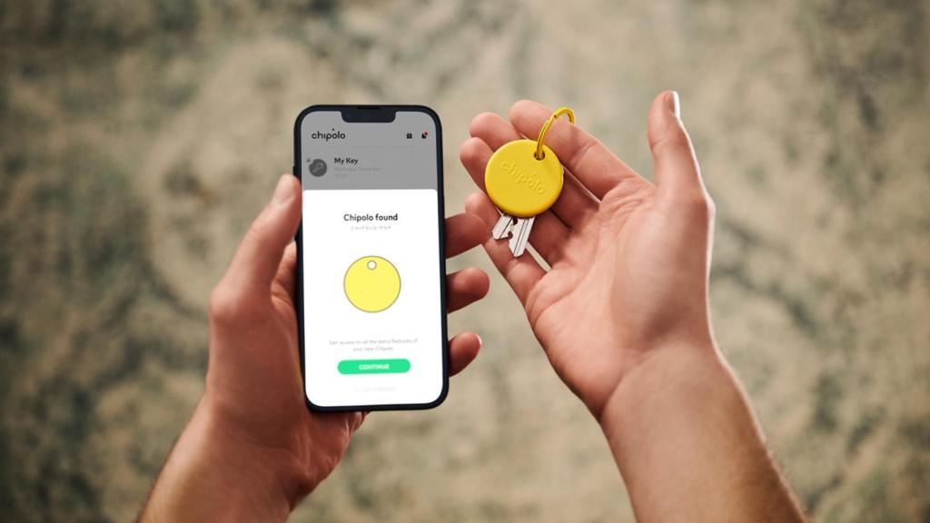 Chipolo SPOT junto a un iPhone.