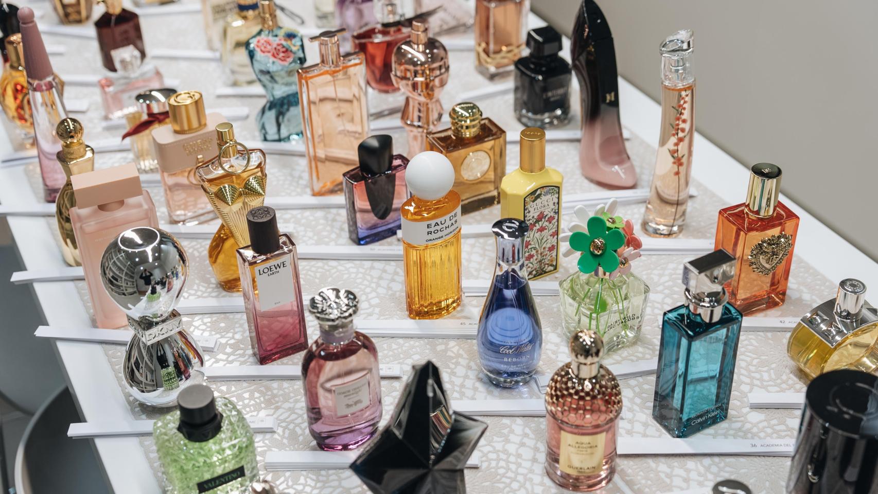 Varios frascos de perfumes.