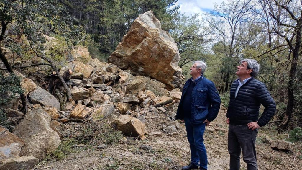el diputado delegado de Obras de la DPH, Álvaro Bescós, y el alcalde de Graus, José Antonio Lagüéns, en la zona afectada por el desprendimiento en Huesca