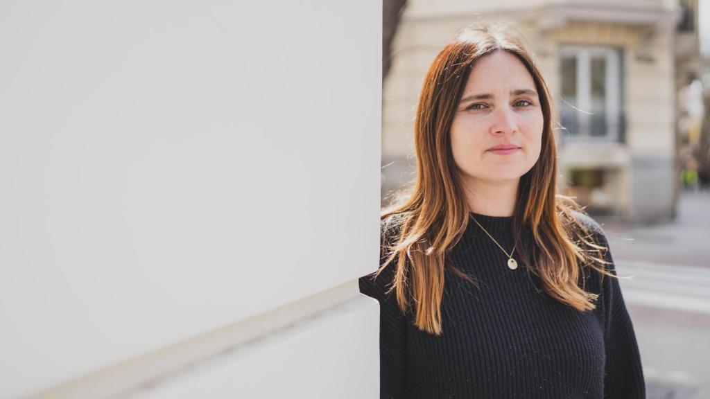 Paola Roig posa en Madrid antes de la presentación de su novela.