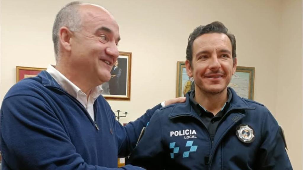 Valentín Bueno, alcalde de Villarrobledo, felicita al policía local José Losa.