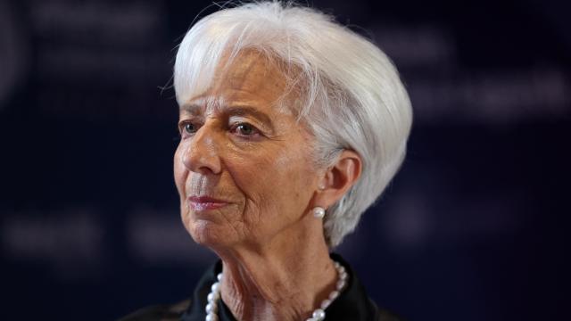 La presidenta del BCE, Christine Lagarde, recibe un reconocimiento especial en el Sutherland Leadership Award en Dublín.