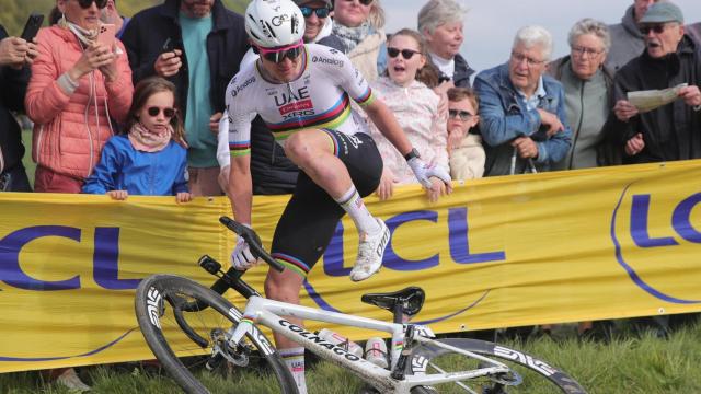 Tadej Pogacar, en su caída en la París-Roubaix.