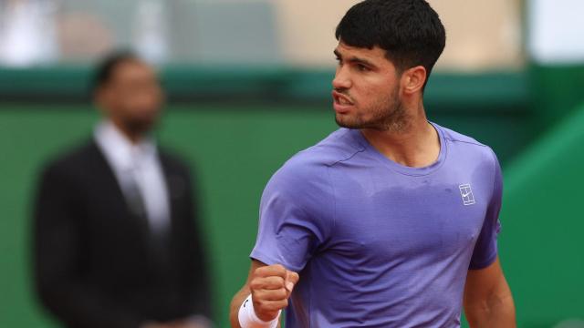 Carlos Alcaraz celebra un punto.