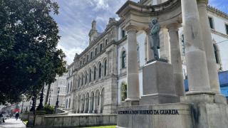 Escultura de Eusebio da Guarda junto al instituto al que da nombre.