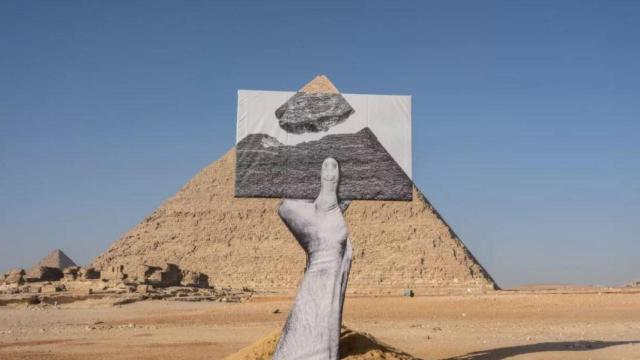 'Greetings from Giza', del artista francés JR, para el proyecto 'Forever is Now', organizado por Art D’Égypte en 2021
