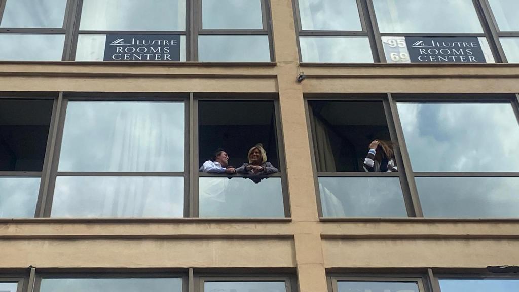 Terelu, en el balcón.