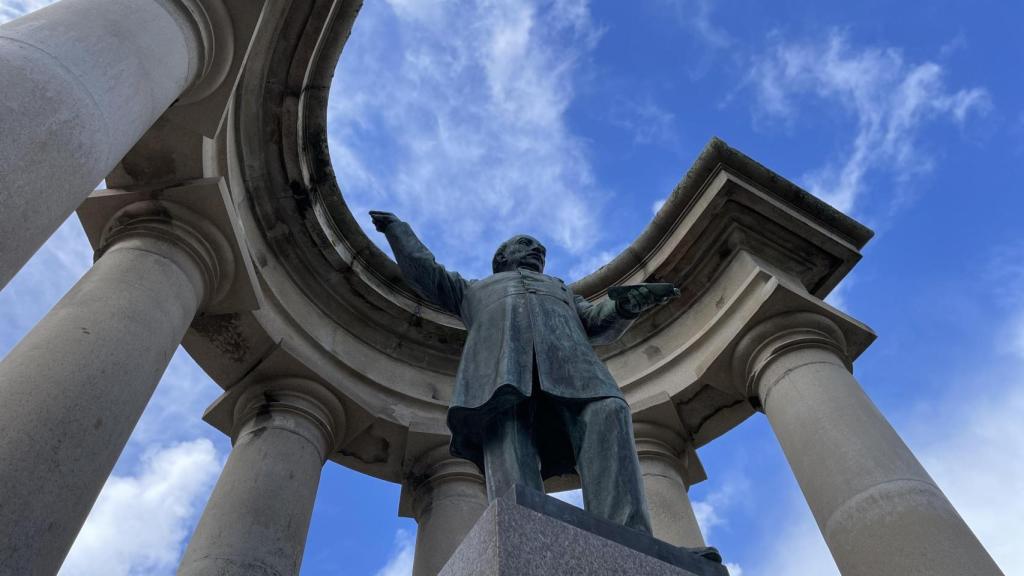 Escultura de Eusebio da Guarda en A Coruña.