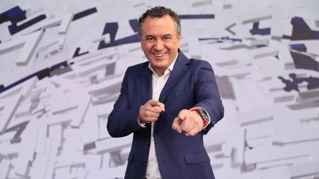 Roberto Brasero posando en plató