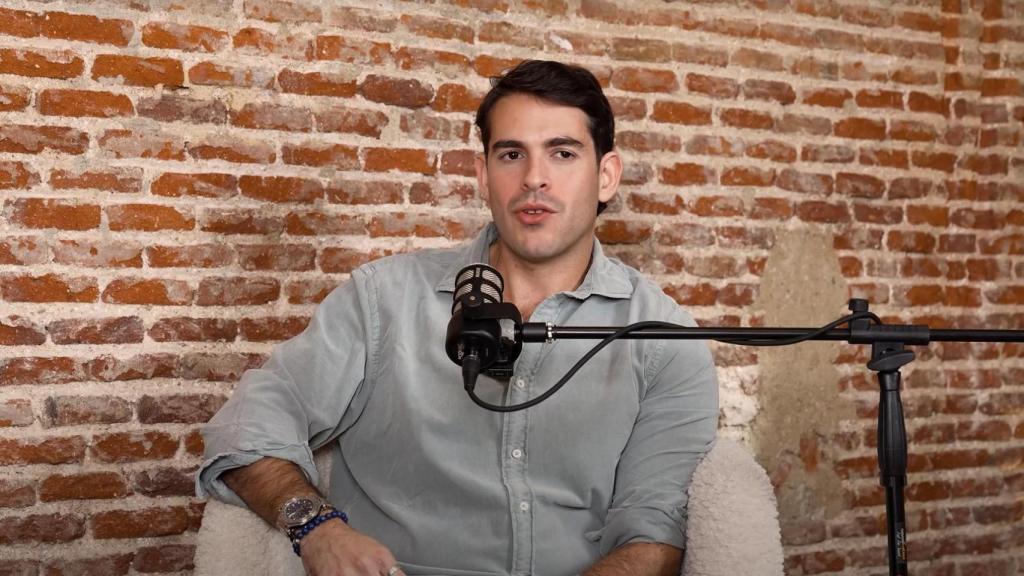 El cardiólogo Aurelio Rojas en un podcast.