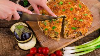 Con una lata de atún y un bote de guisantes: la cena proteica, lista en minutos, que me saca de apuros con las visitas