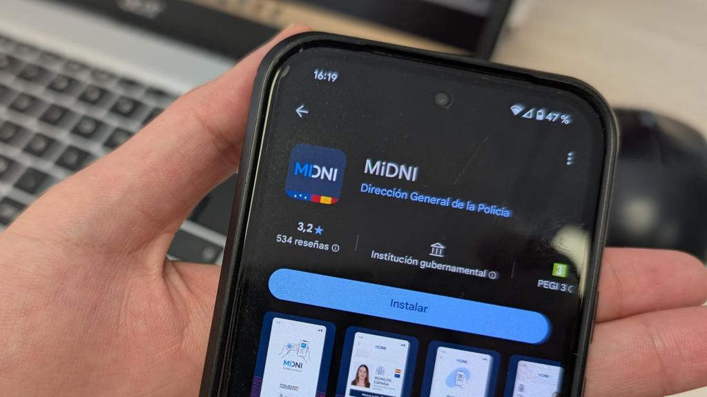 Un usuario sostiene el móvil con la aplicación oficial de MiDNI.