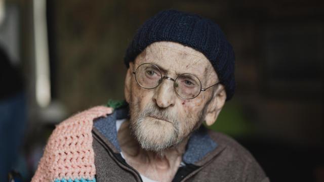 El escritor Álvaro Pombo en su casa del barrio de Argüelles (Madrid)