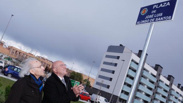 El dramaturgo vallisoletano José Luis Alonso de Santos contempla su plaza