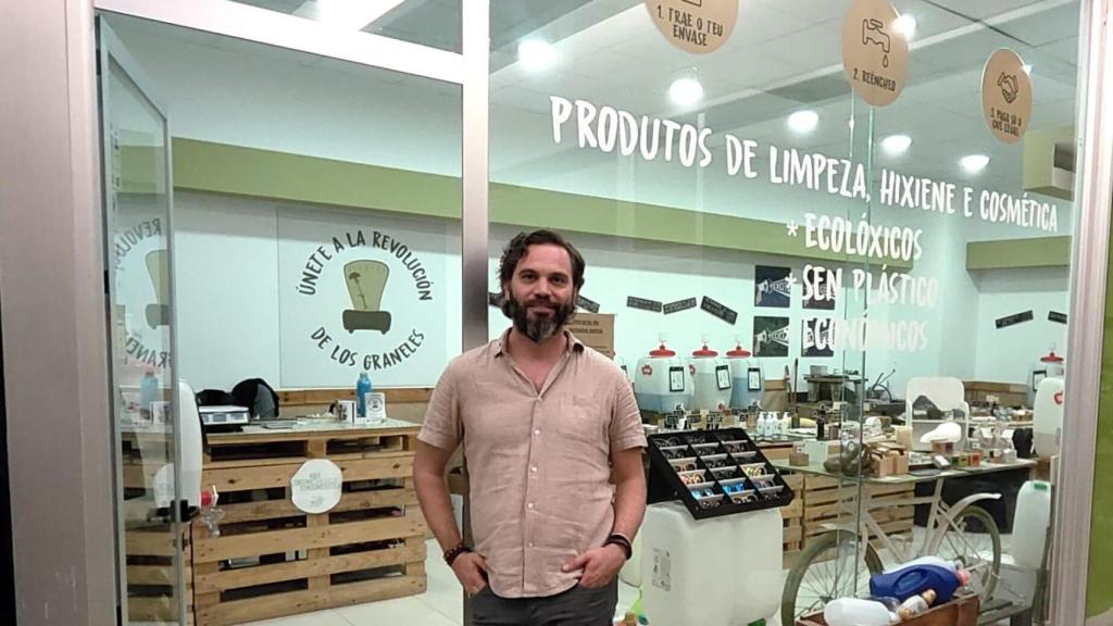 Daniel Rocha ante su local.