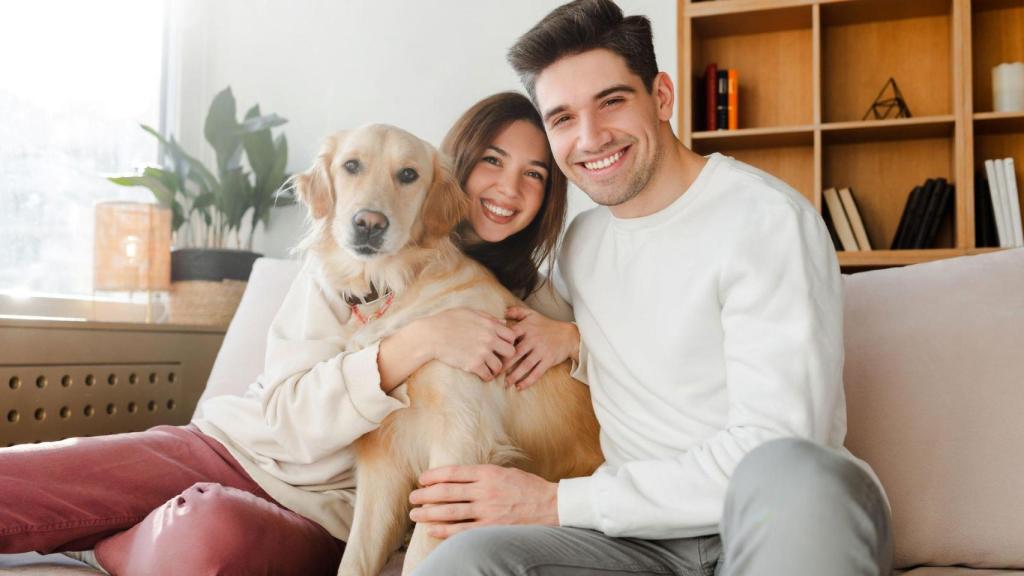 Una pareja con un perro