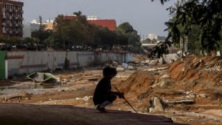 Una persona en el barranco del Poyo, afectado por la dana. EP