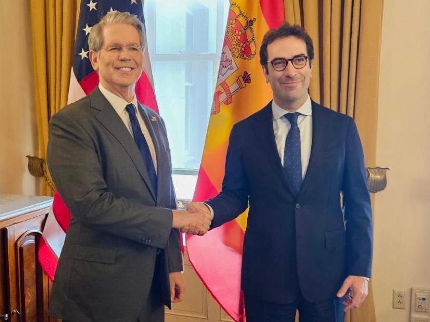 El  secretario del Tesoro de Estados Unidos, Scott Bessent, junto al ministro de Economía español, Carlos Cuerpo.