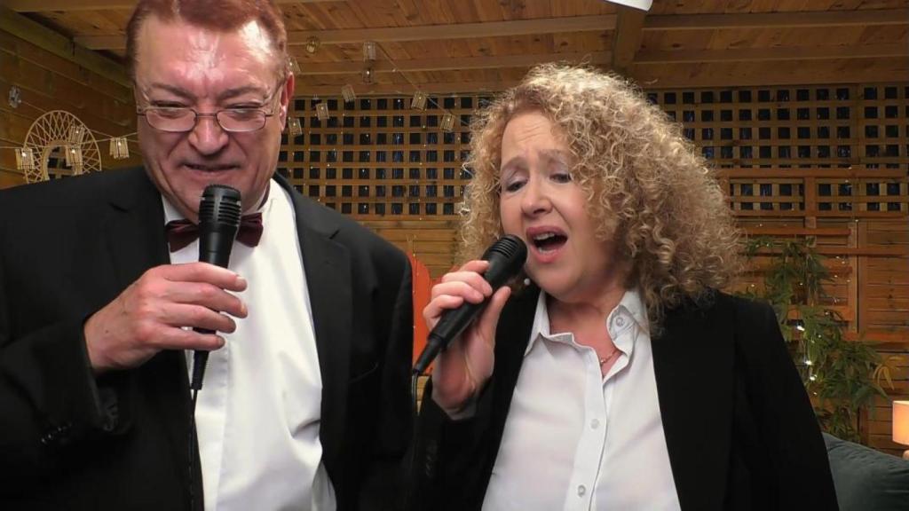 Momento karaoke entre Lourdes y Francisco, en 'First Dates'