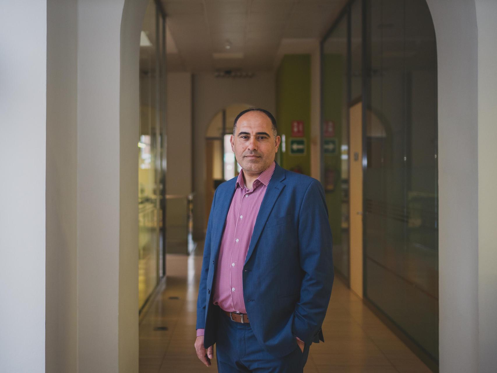 Wesam Amer, decano de la Facultad de Comunicación e Idiomas de la Universidad de Gaza