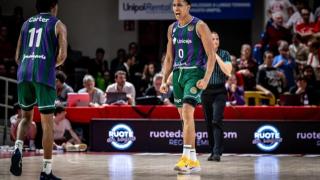 Tyson Pérez celebra la victoria con Tyson Carter.