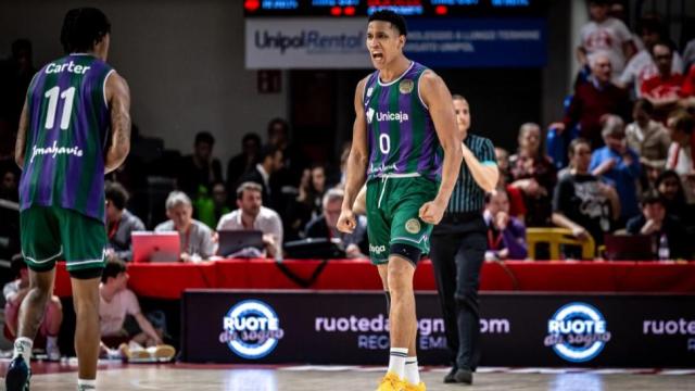 Tyson Pérez celebra la victoria con Tyson Carter.