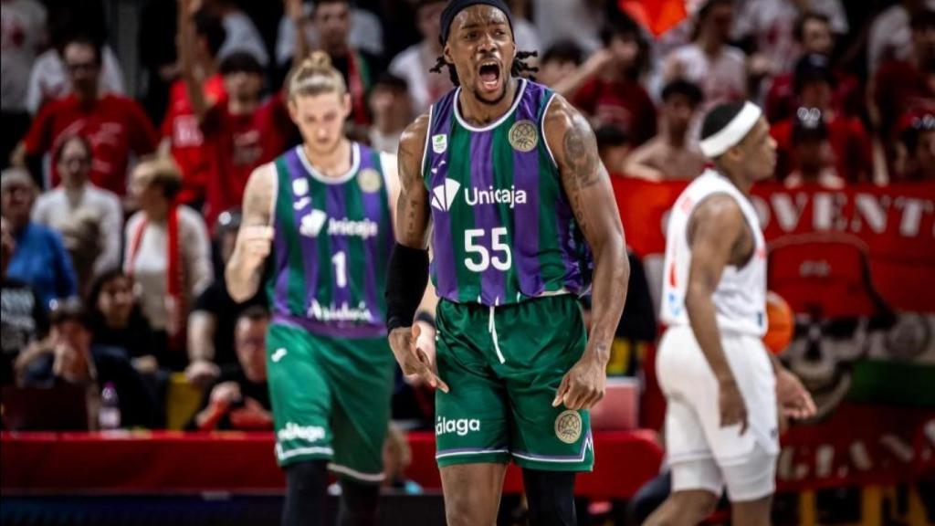 Perry celebrando una canasta.