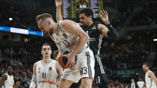 Dzanan Musa se queda con un balón en el partido contra el París.