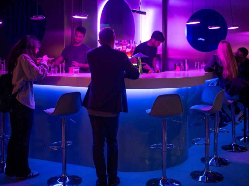 La barra de la sala principal de Pensión Mimosas.