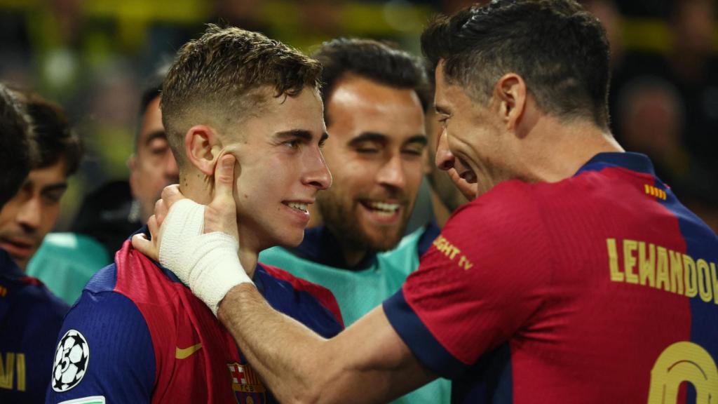 Fermín López celebra con Lewandowski el gol en propia del Dortmund.