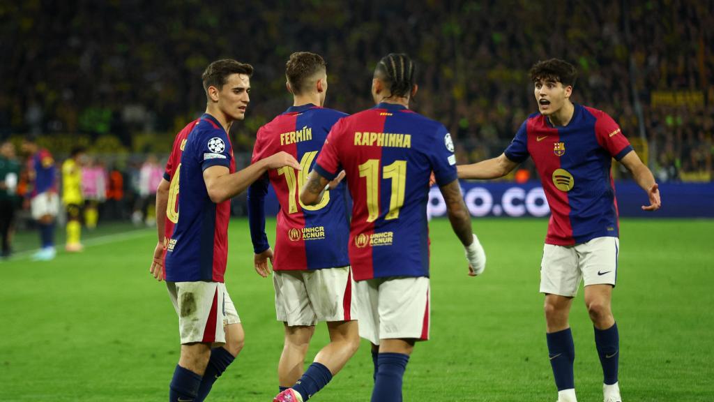 Los jugadores del Barça celebran el gol en propia de Bensebaini.