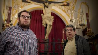 Los Herrero, en una imagen junto a su Cristo.