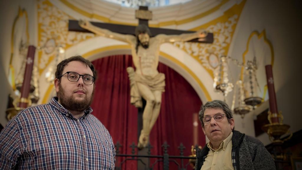 Los Herrero, en una imagen junto a su Cristo.