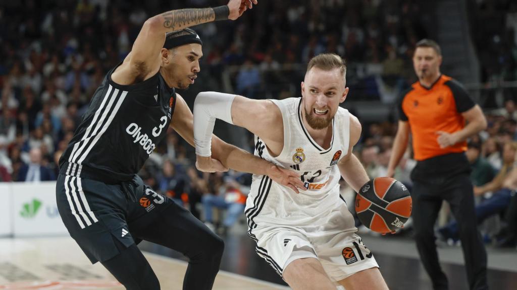 Dzanan Musa se lleva el balón en el partido ante el París.