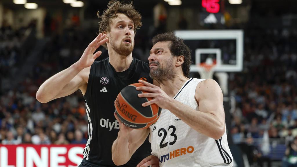 Llull realiza una entrada a canasta.