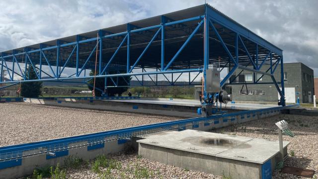 El simulador de lluvias del Canal de Isabel II en Meco sobre varios tipos de cubiertas.