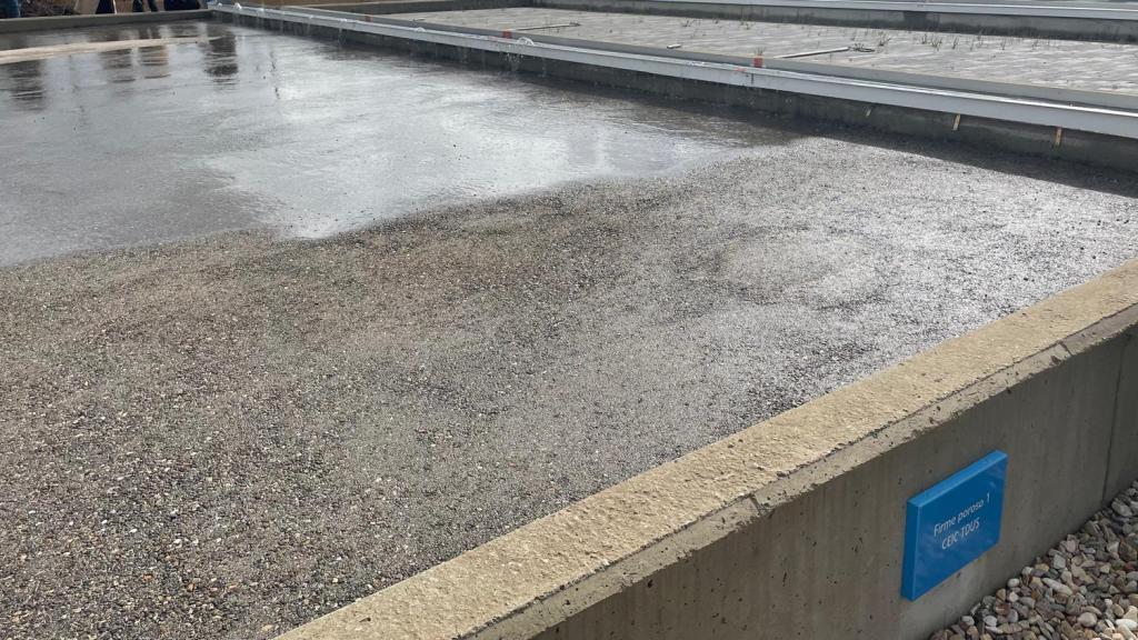 El simulador de escorrentía en los tres tipos de pavimento. En el primero, no drenante, el agua circula y provoca charcos y en los otros dos tipos el agua se filtra y no se queda estancada.