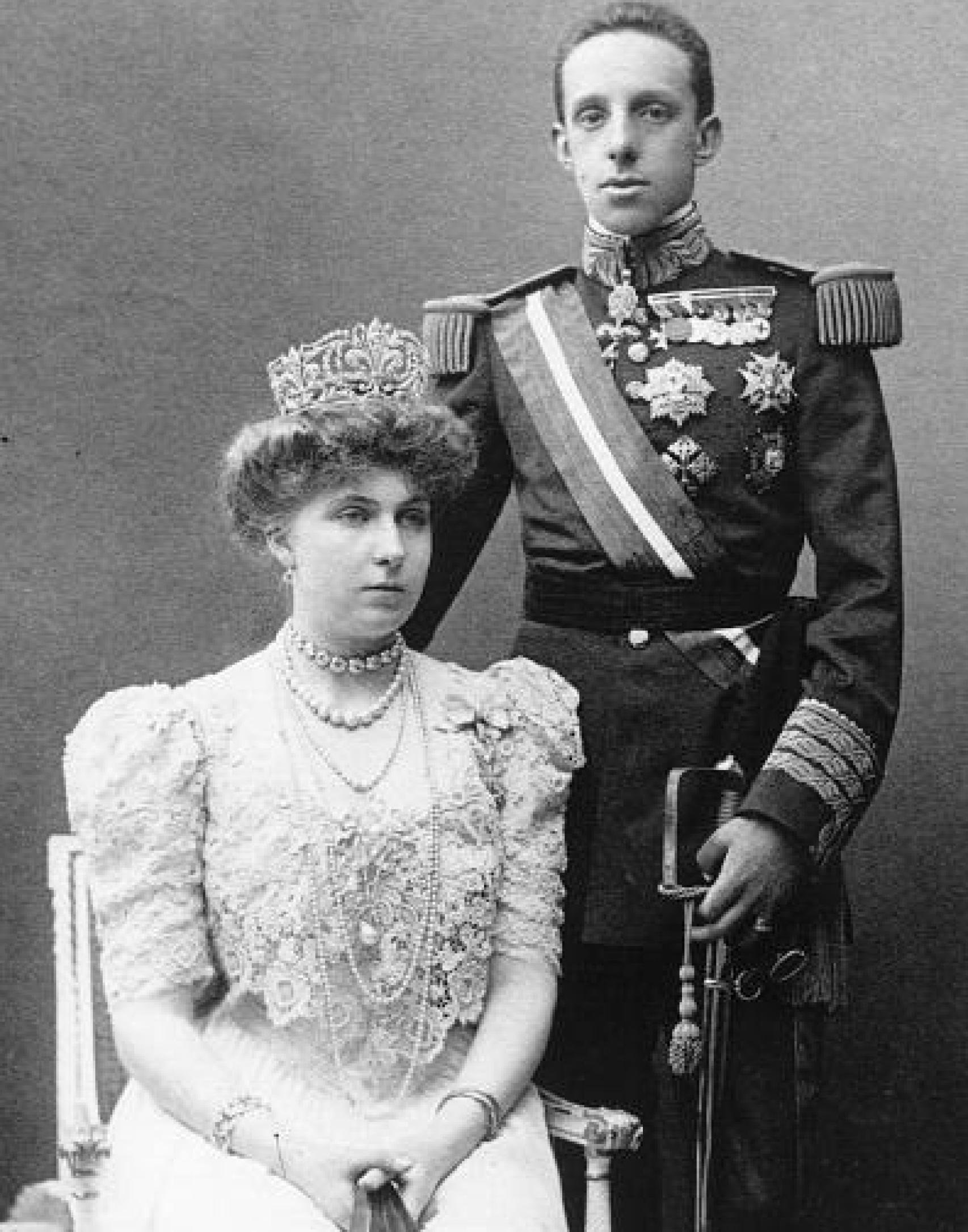 Victoria Eugenia, con la tiara Flor de Lis, del lote de pasar, en su boda con Alfonso XIII.