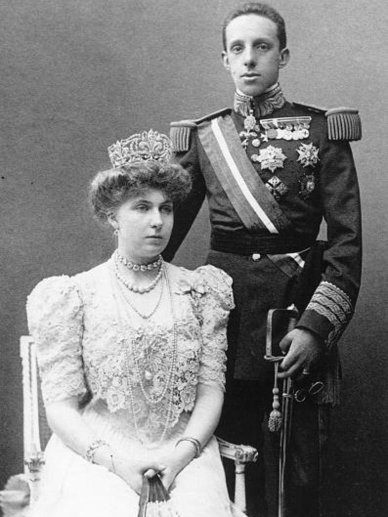 Victoria Eugenia, con la tiara Flor de Lis, del lote de pasar, en su boda con Alfonso XIII.