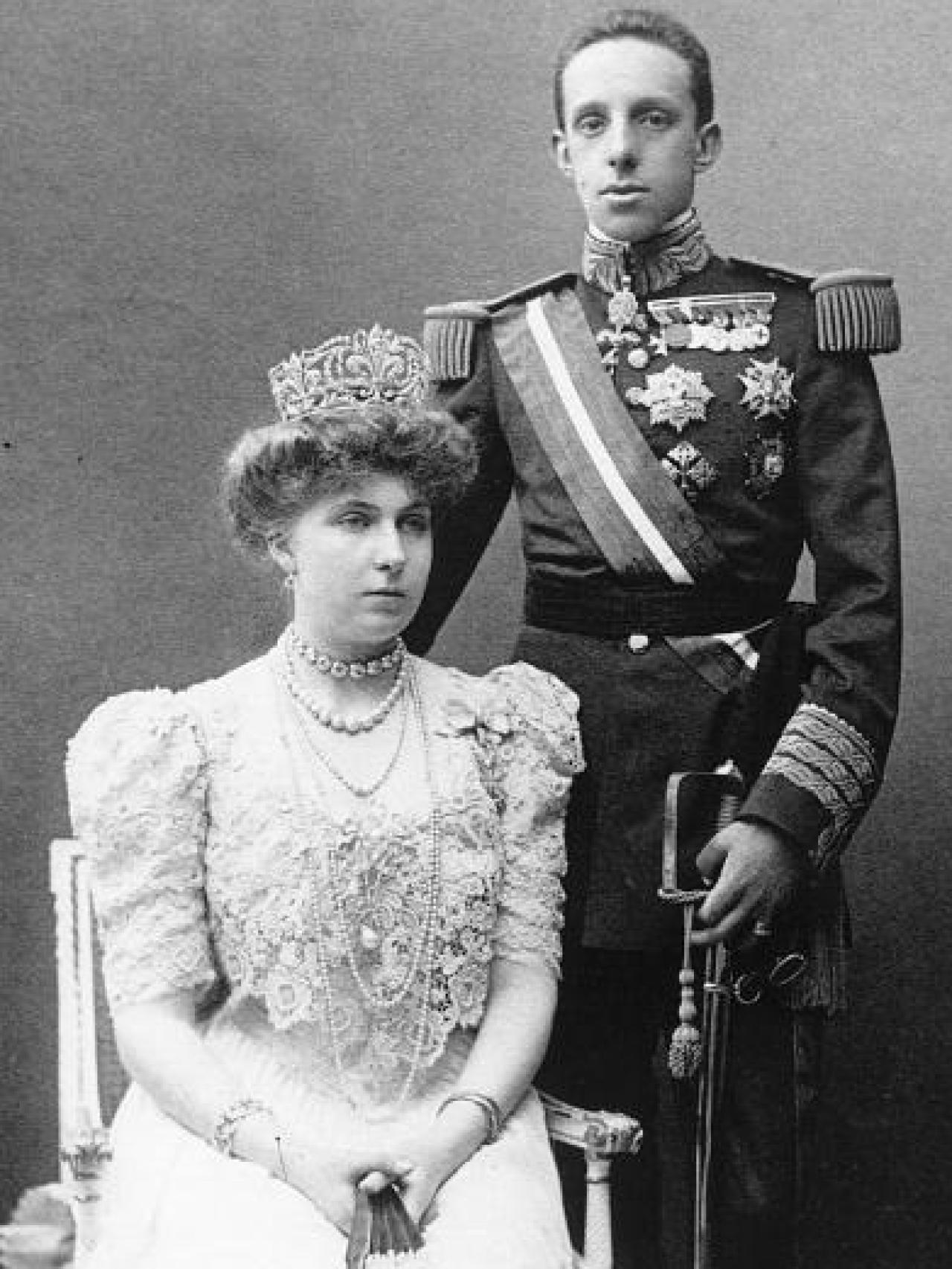 Victoria Eugenia, con la tiara Flor de Lis, del lote de pasar, en su boda con Alfonso XIII.