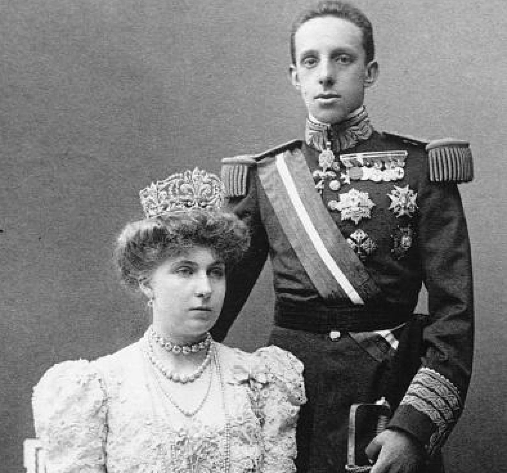 Victoria Eugenia, con la tiara Flor de Lis, del lote de pasar, en su boda con Alfonso XIII.