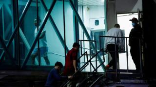 Migrantes venezolanos llegan a Caracas tras ser deportados de Estados Unidos.