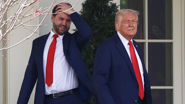 Donald Trump y el vicepresidente JD Vance posan en la Casa Blanca tras recibir al equipo campeón nacional de fútbol americano universitario de la Universidad Estatal de Ohio.