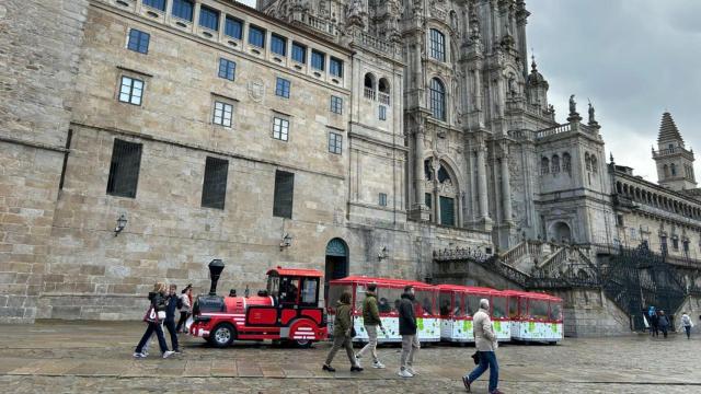 El tren turístico de Santiago reanuda su servicio.