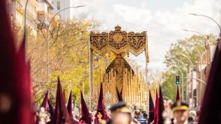 El Cerro del Águila en su salida del Martes Santo de 2025 en Sevilla