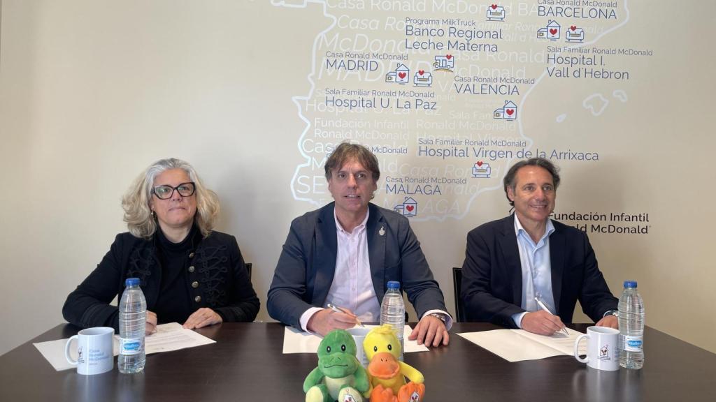 Firma del acuerdo de colaboración entre Quirónsalud y la Casa Ronald McDonald de Sevilla.