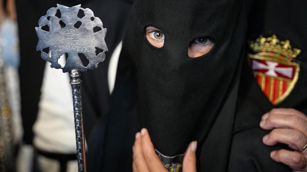Un nazareno de Santa Genoveva el Lunes Santo 2025.