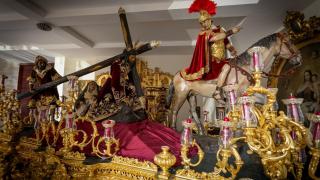 El paso de misterio de la Esperanza de Triana preparado para su salida.