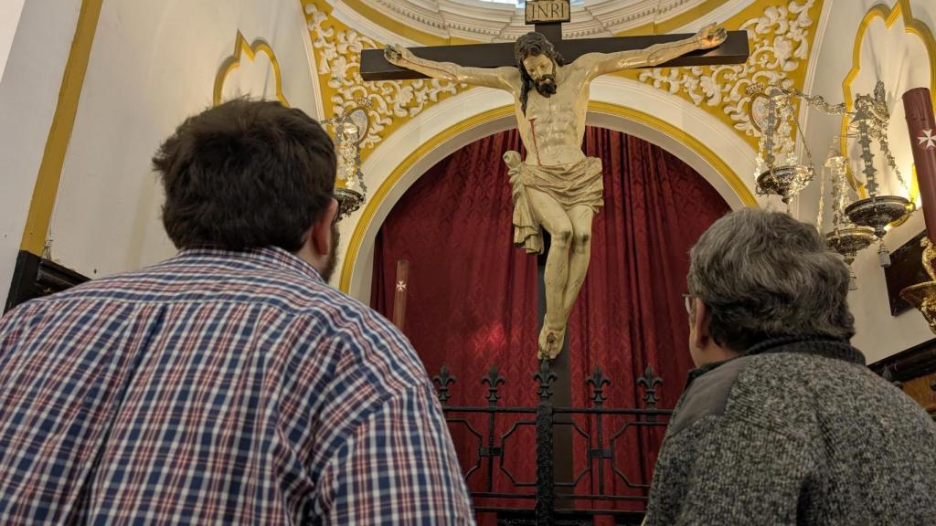 Padre e hijo, junto al Cristo de Ánimas de Ciegos.