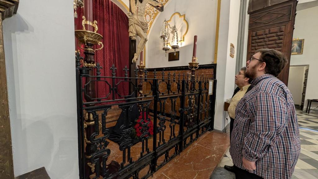 Padre e hijo, junto al Cristo de Ánimas de Ciegos.